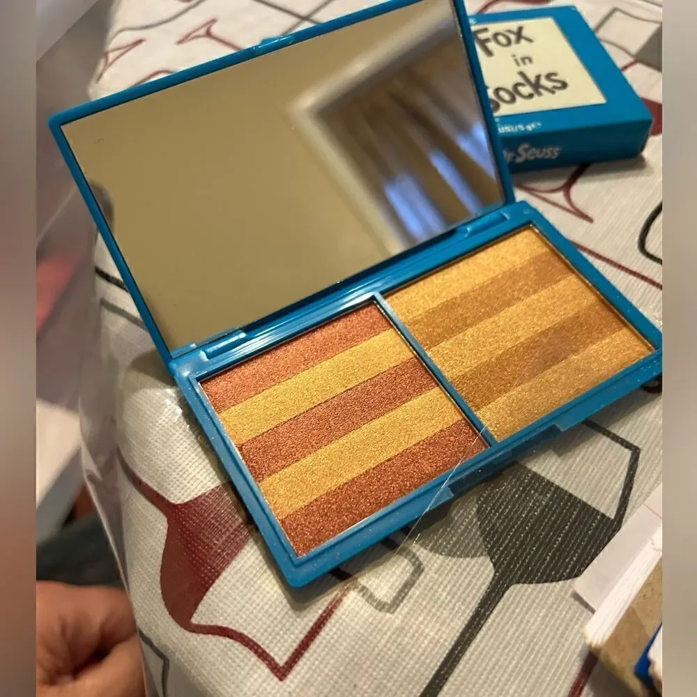 NWT/NIB Revolution Dr Seuss contour palette